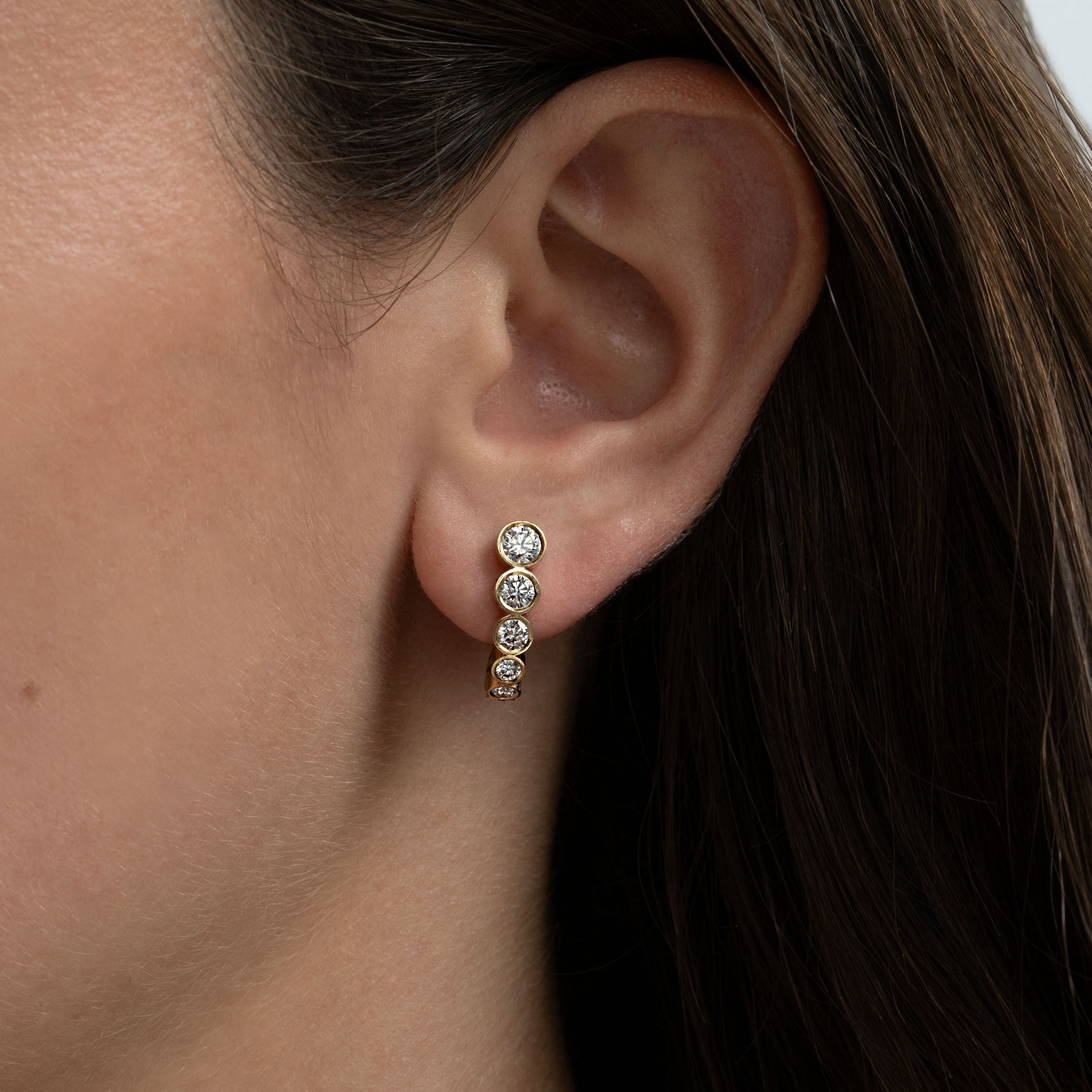 Row of Growing Diamond Bubbles - On Ears
