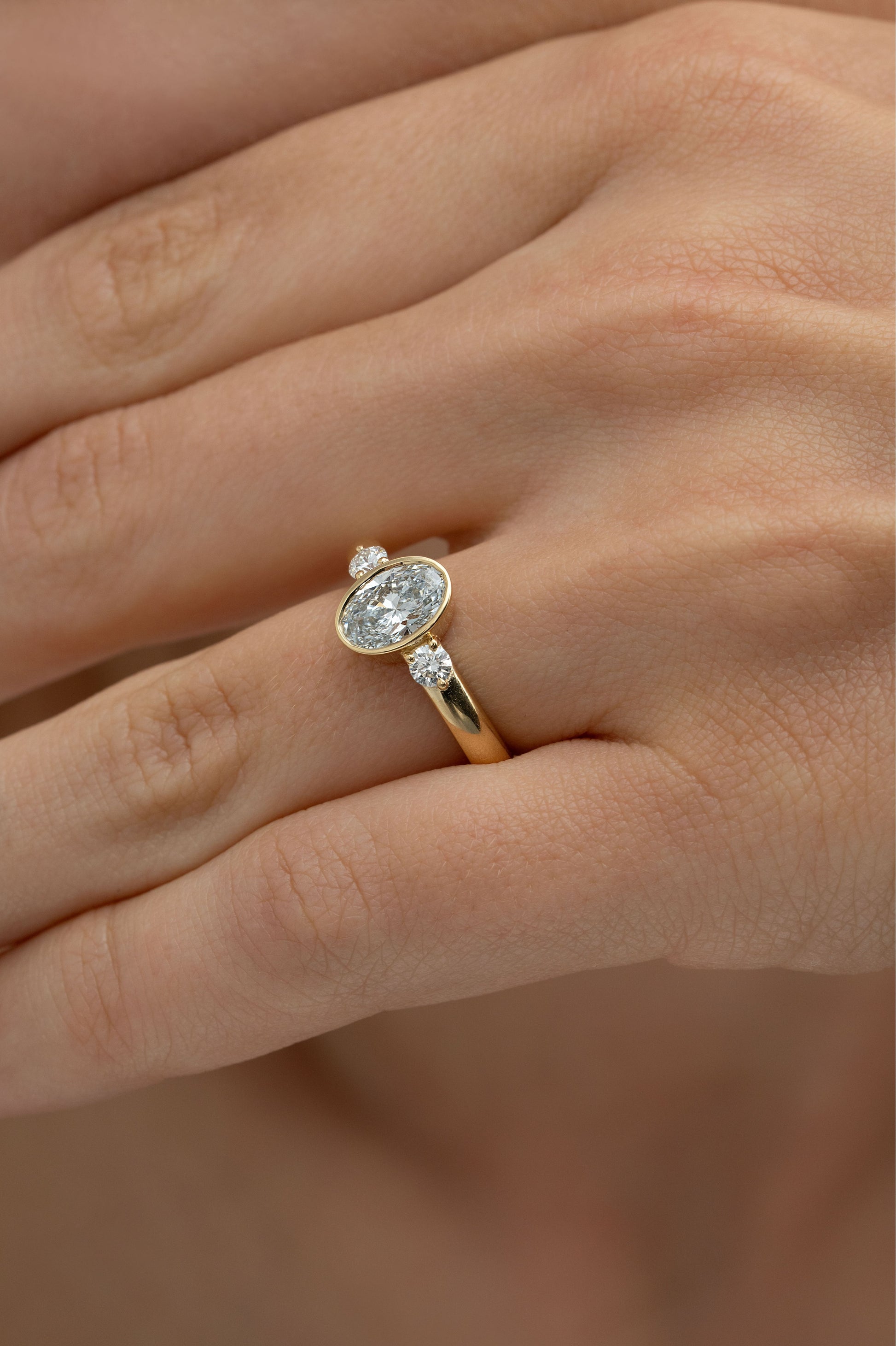 Bombay - oval bezel