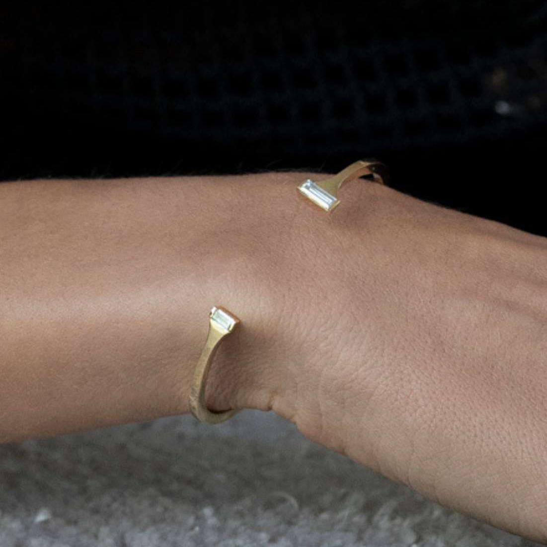 Split ARO. on wrist