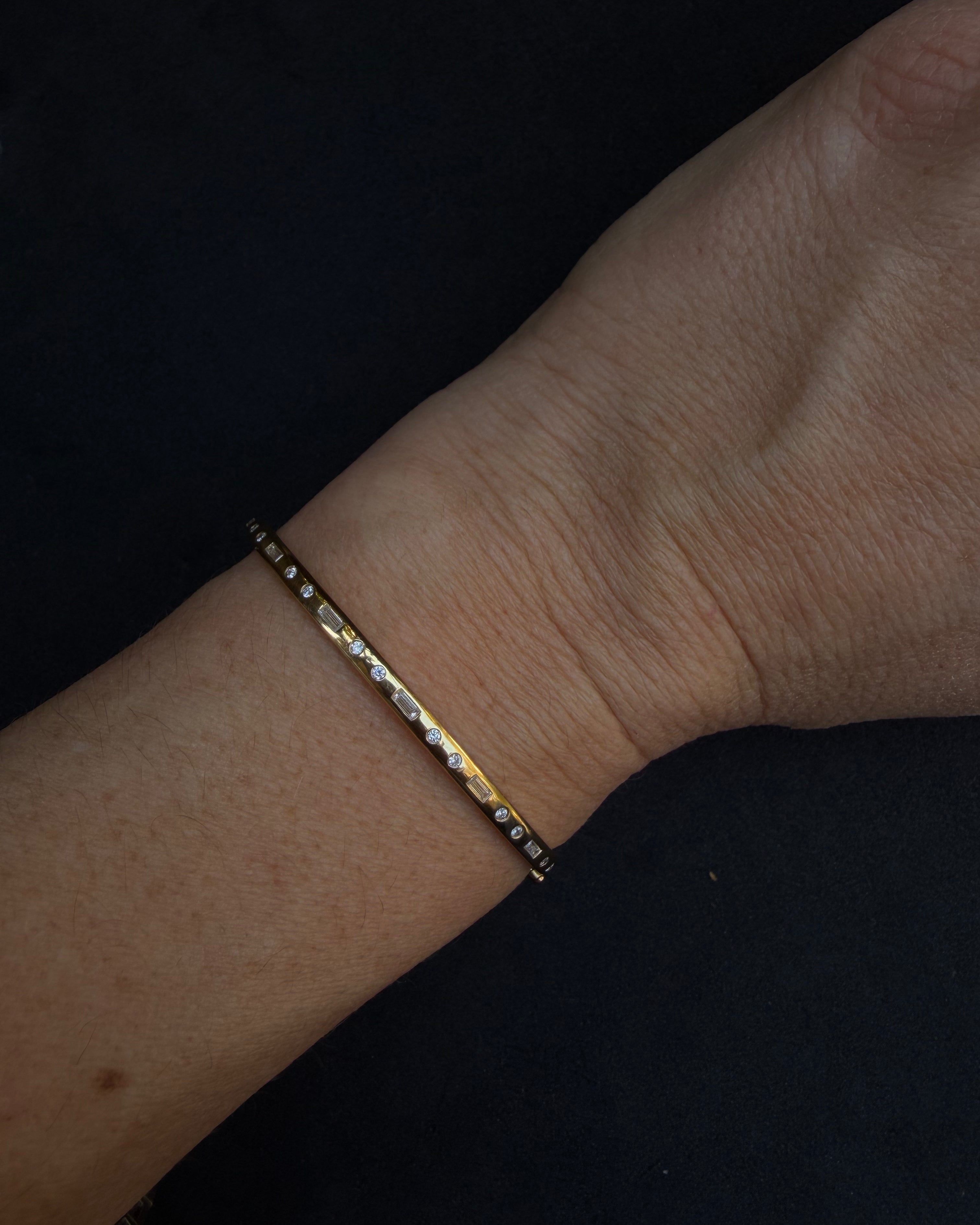 Straight LEVnARO Bangle  0.45 Carat | Sample Sale