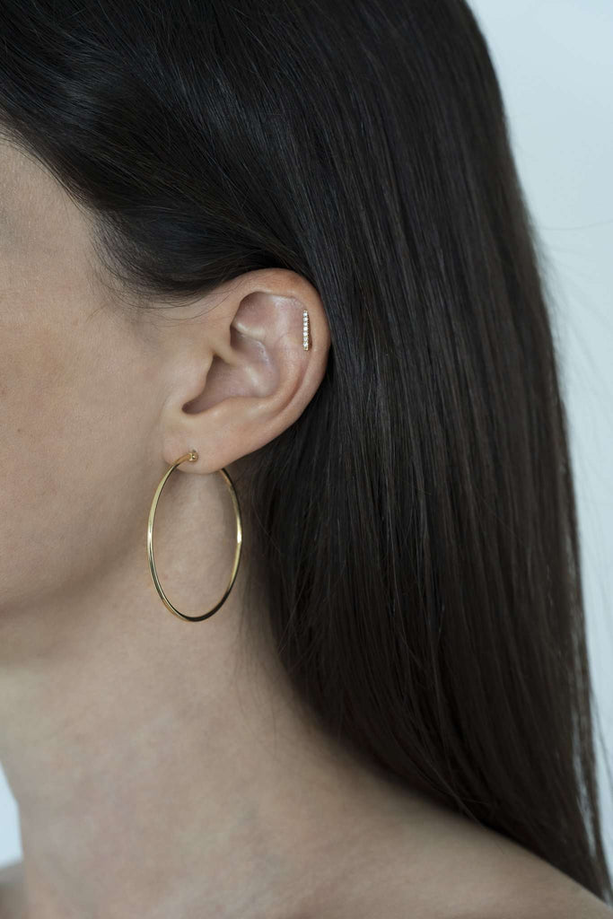 large thin hoop gold earing עגיל חישוק דק עגול זהב מעודן