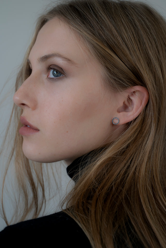 Petite black circular earrings - levnaro - לבאנארו