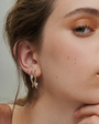 wavy diamond earings brown elegant טבעת גלים משובצת יהלומים חום לבן יוקרתי